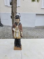 Heiligenfigur aus Holz bemalt mit Heiligenschein 