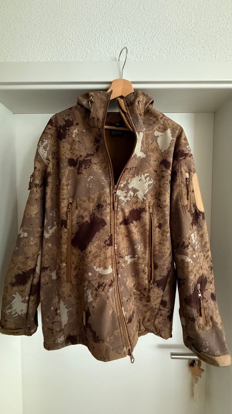 Jacken: Tarnjacke XL – Gebraucht aus Attinghausen von 77M.