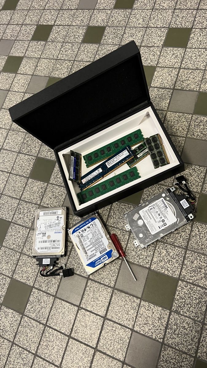 Dischi rigidi: Lot de RAM et disques durs divers – Usato da Genève venduto da Leboucheoreilles