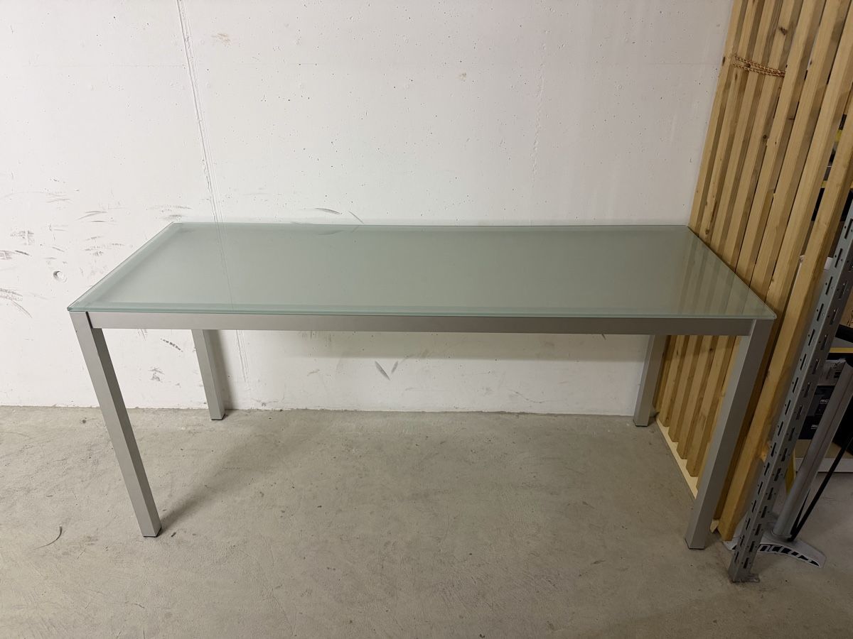 Schreibtische: Glastisch mit Metallgestell – Gebraucht aus Kreuzlingen von Ben.Lan