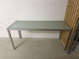 Glastisch mit Metallgestell
