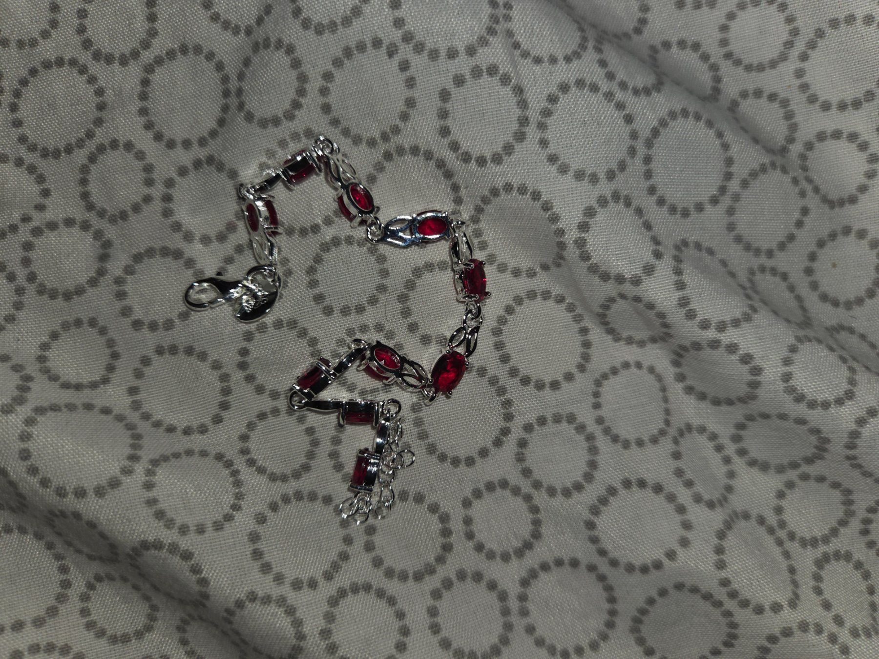 Bracciali & Braccialetti: Armband mit Scarlet rote steine – Nuovo (secondo la descrizione) da Schlieren venduto da adr_8dnq