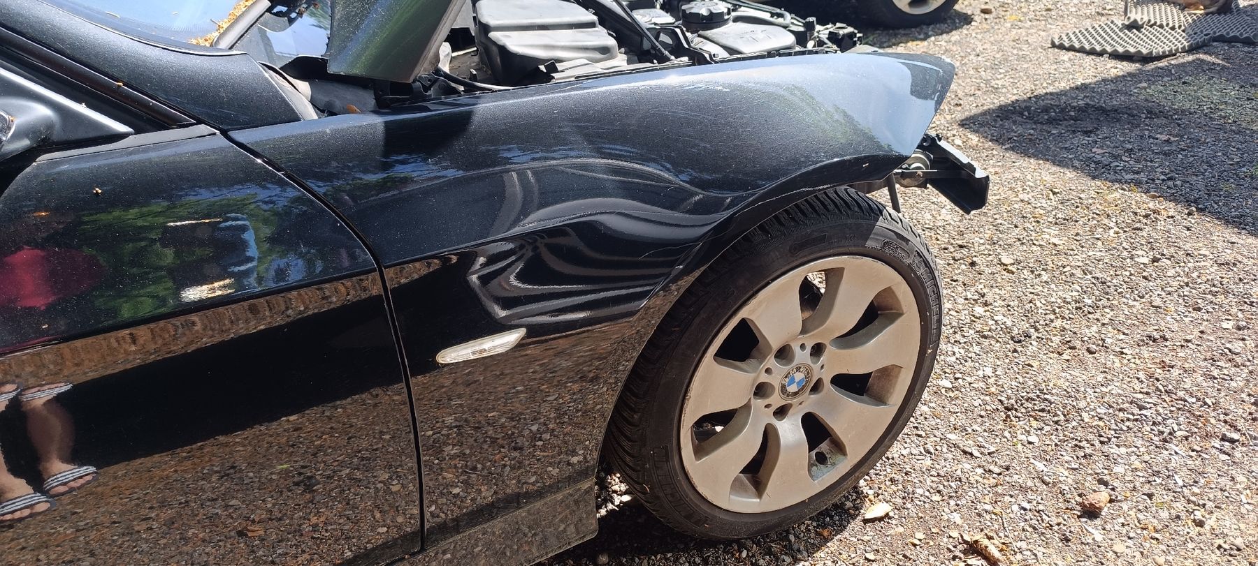 BMW Tutti pezzi di ricambio auto: Kotflügel VR E90 E91 Schwarz Metallic 475 – Usato da Zihlschlacht venduto da bra_tr2r