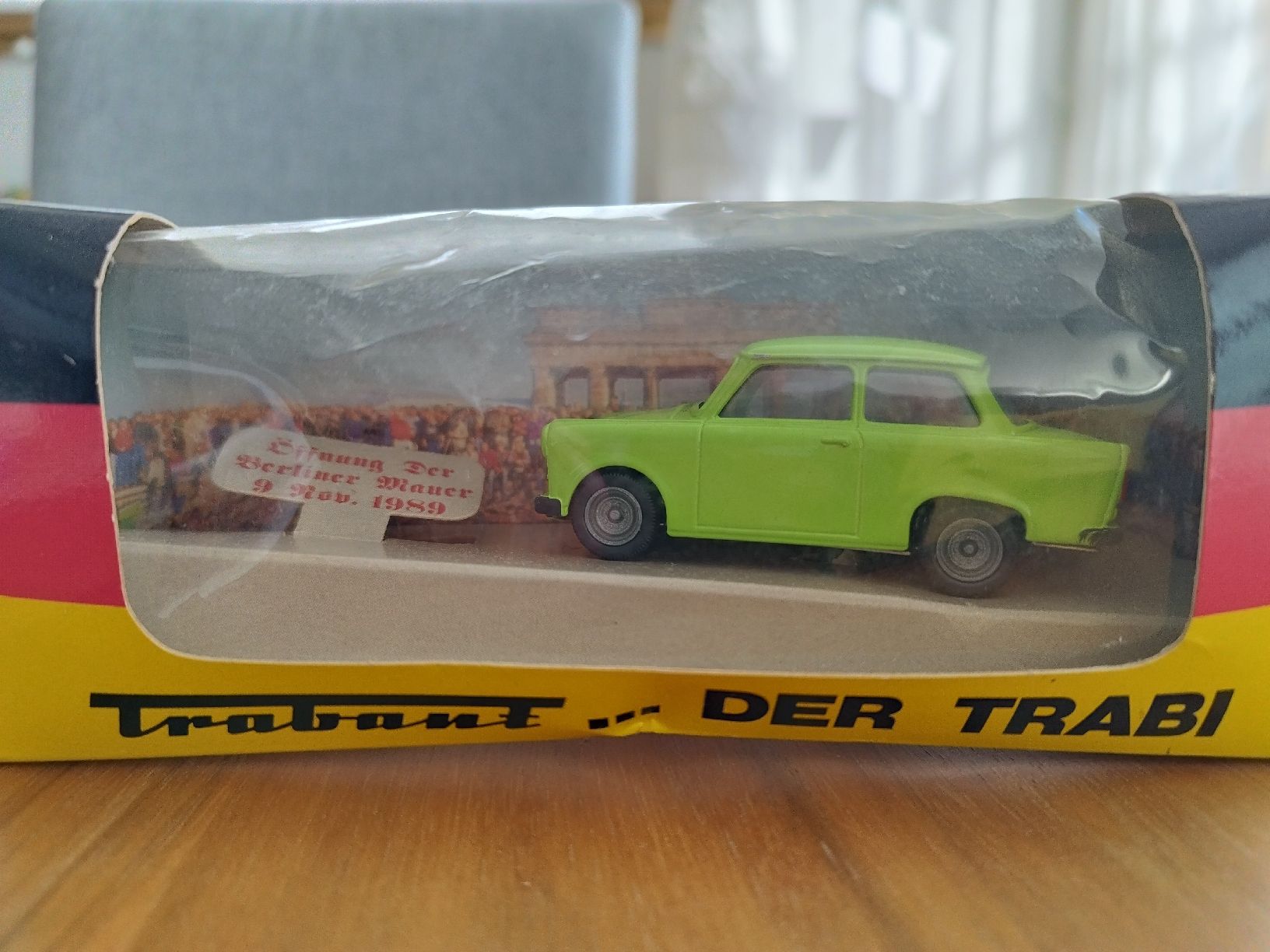 Modellini d'auto: Trabant 1:43 DDR Mauerfall Edition  – Nuovo (secondo la descrizione) da Untervaz venduto da Pescante