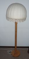 Stehlampe Holz 70er-Jahre mit Stoffschirm  rustikal