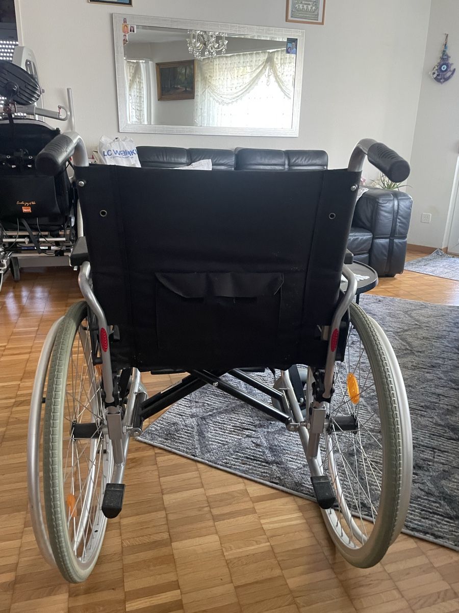 Chaises roulantes: Rollstuhl Trendmobil grösse XL – D'occasion à Niederhasli par sev_d7hq