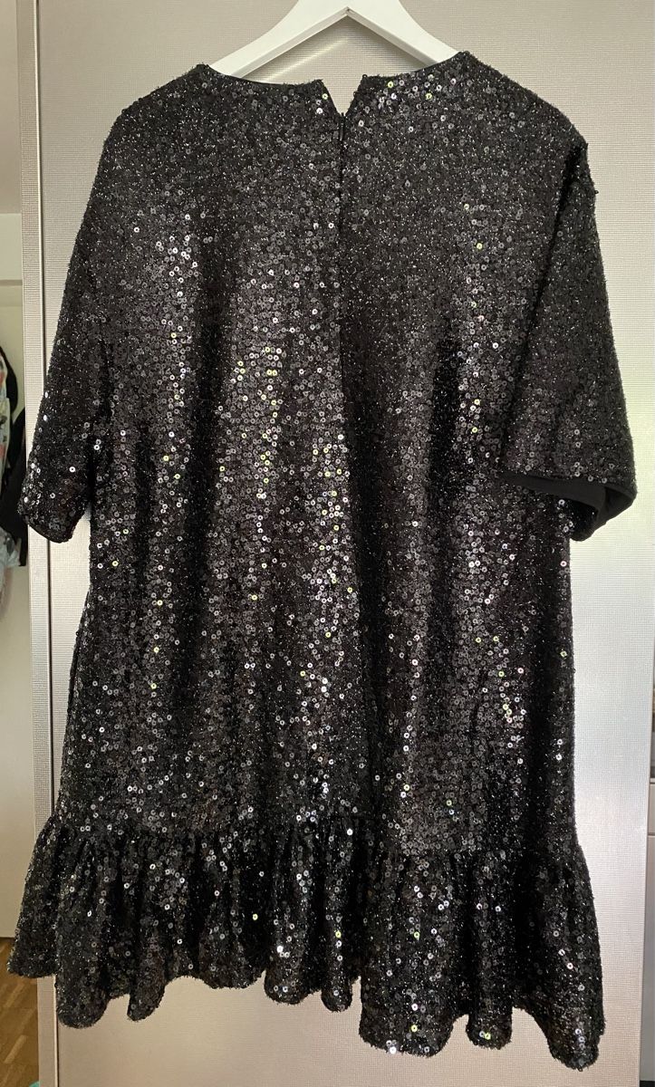 Essentiel Antwerp Vestiti: Pailettenkleid (ESSENTIAL ANTWERP) – Nuovo (secondo la descrizione) da Zürich venduto da selii