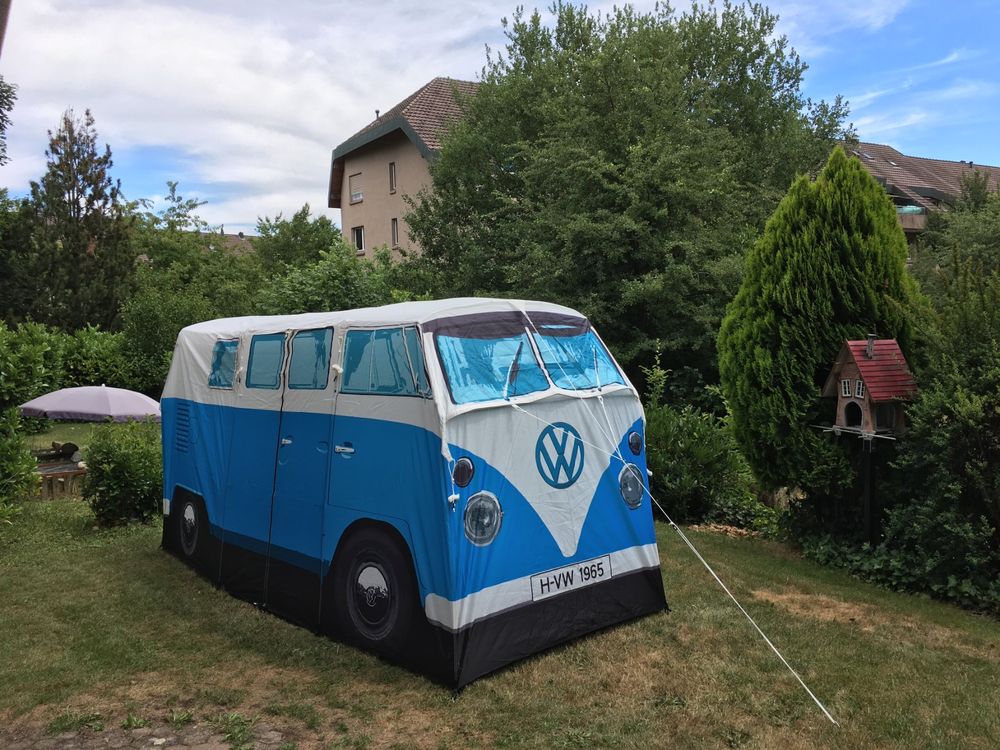 Playmobil Volkswagen T1 Camper Bulli – Heritage Kollektion, 74 Teile, Mit Zubehör Wie Mini-Küche & Koffern, Ab 5 Jahren (rot, 38,5 Cm Lang)