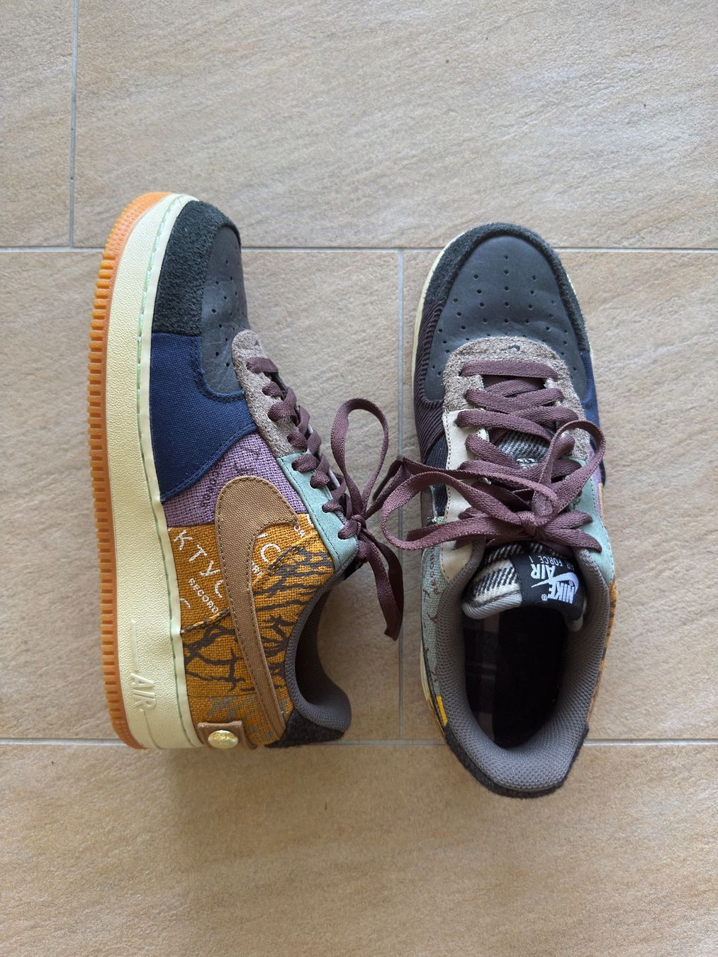 Nike Scarpe da uomo: Air Force 1 Low Travis Scott 9.5 US – Nuovo (secondo la descrizione) da Châtel-St-Denis venduto da Lou_Hock