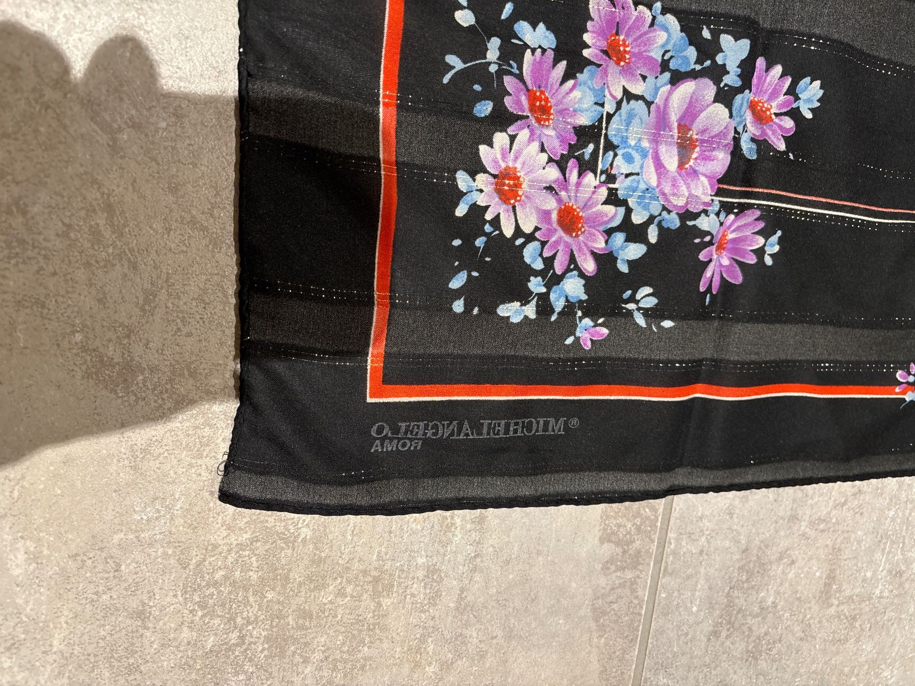 Foulards, Tücher & Schals: Schwarzes Foulard mit Blumenmuster - Amor – Gebraucht aus Bülach von Jackybabue 1