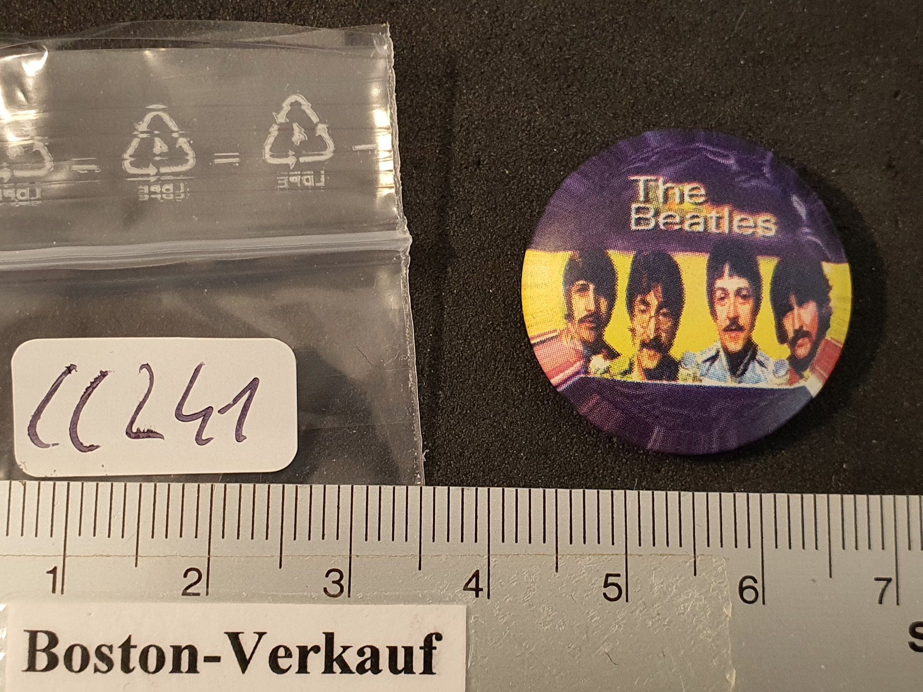 Placchette & Badge: CC241 - Pin /Button - Musik - The Beatles – Usato da Reinach BL venduto da Boston-Verkauf