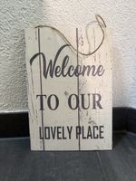 Dekoratives Holzschild "Welcome to our lovely place" zum Auf