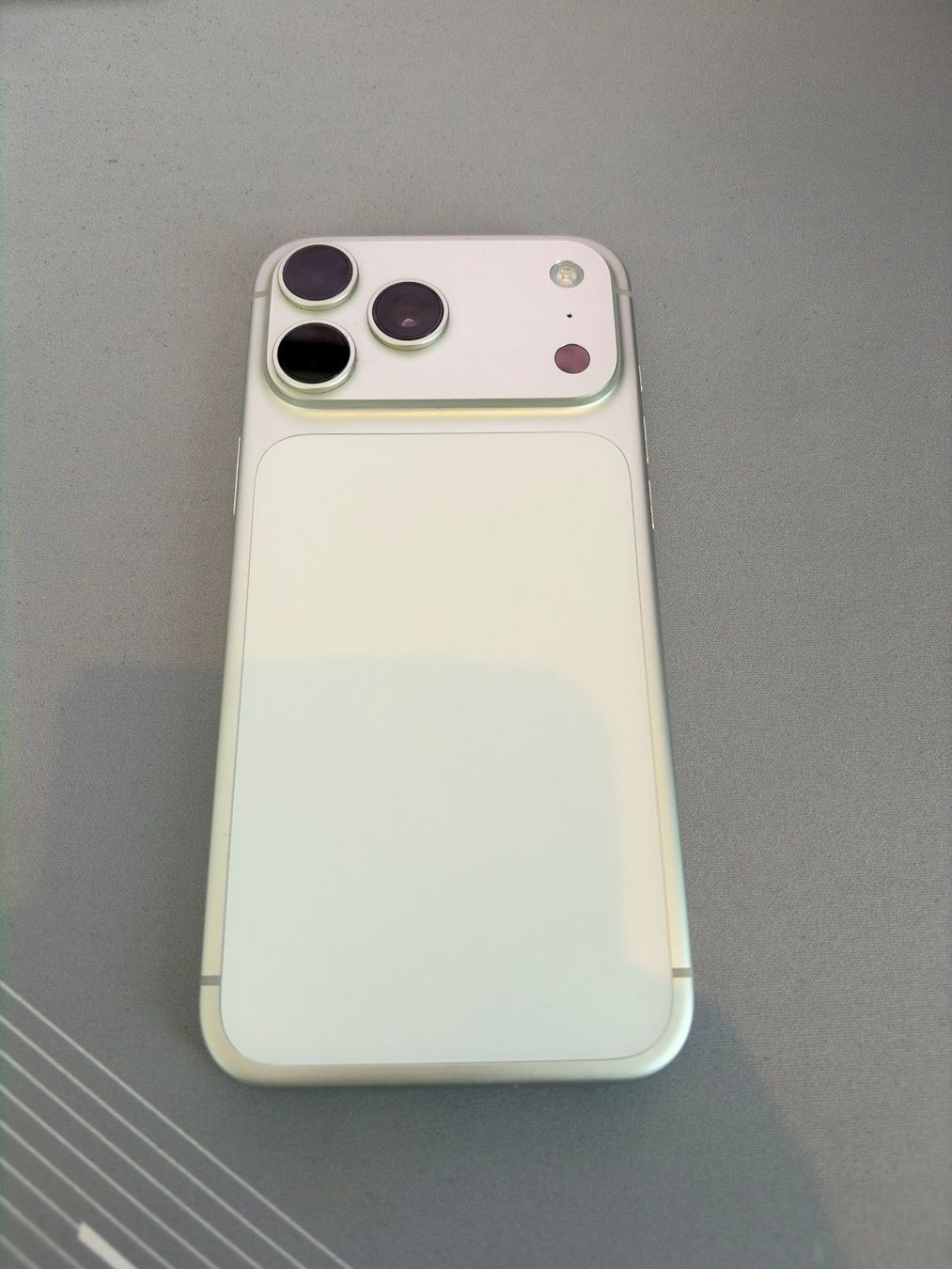 Apple Portables: Apple iPhone 17 Pro Max 2 TB Silber – D'occasion à Freienbach par fab_n6qp 1