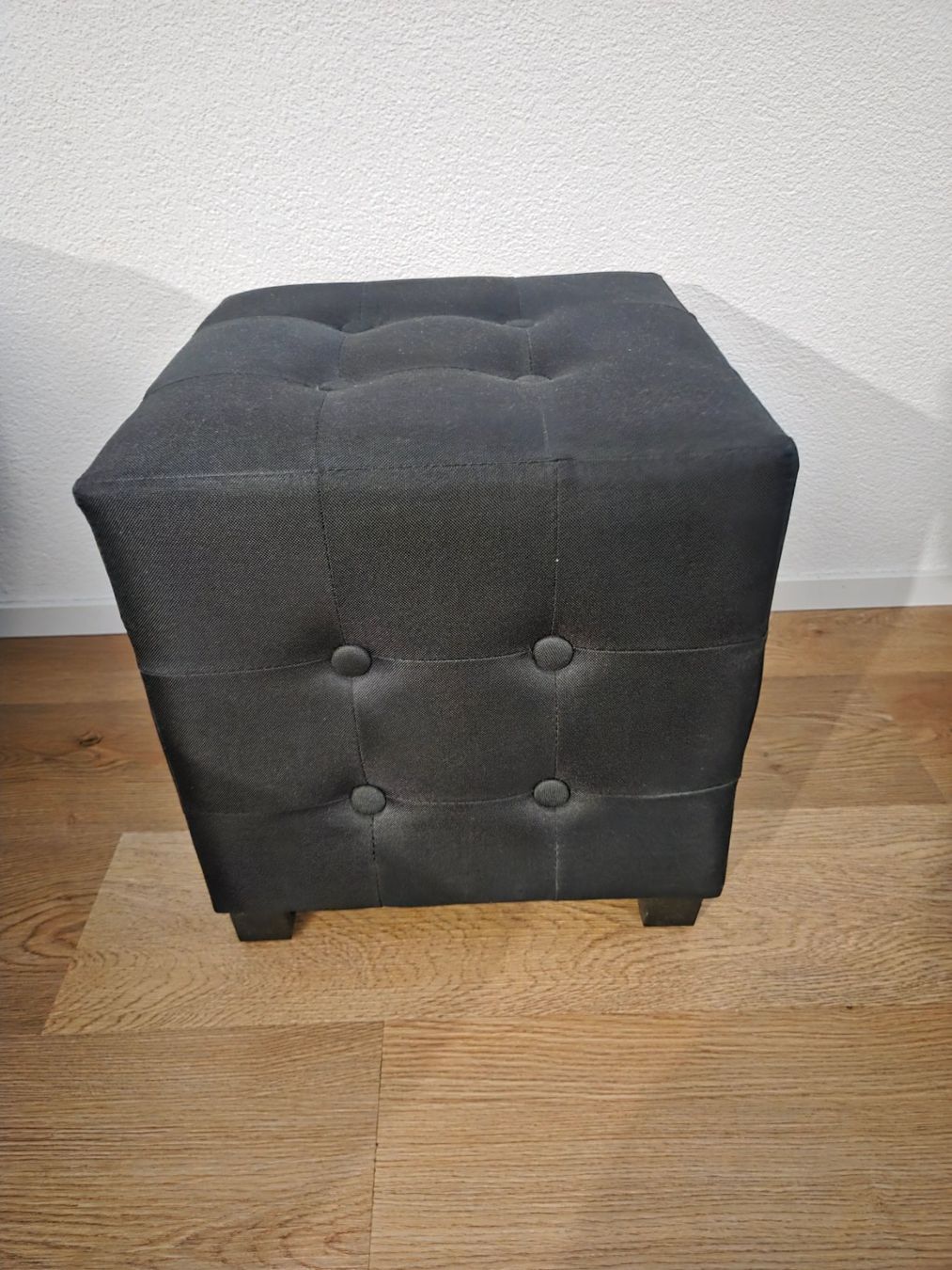 Hocker: Sitzhocker schwarz mit Knopfheftung – Gebraucht aus Sirnach von reg_bw5q