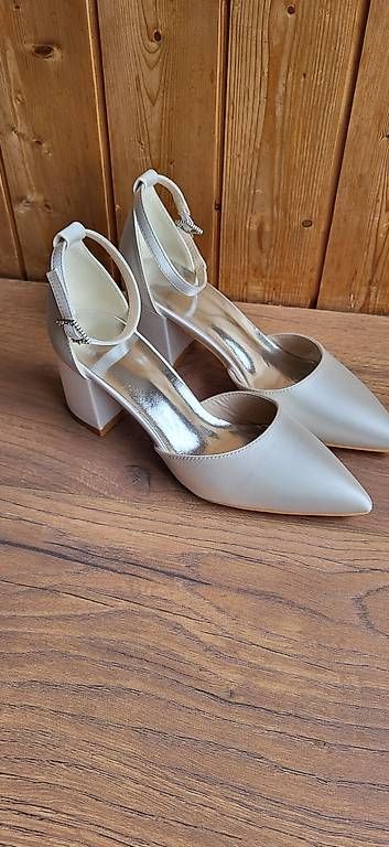 Chaussures femmes: Brautschuhe Grösse 35 Ivory – D'occasion à goldingen par Arniej
