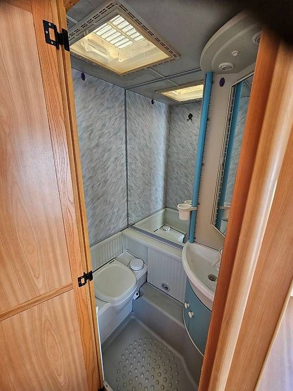 Veicoli da campeggio: A vendre Burstner 495 Aresa avec auvent – Usato da Belmont-Yverdon venduto da FloridaJeep 7