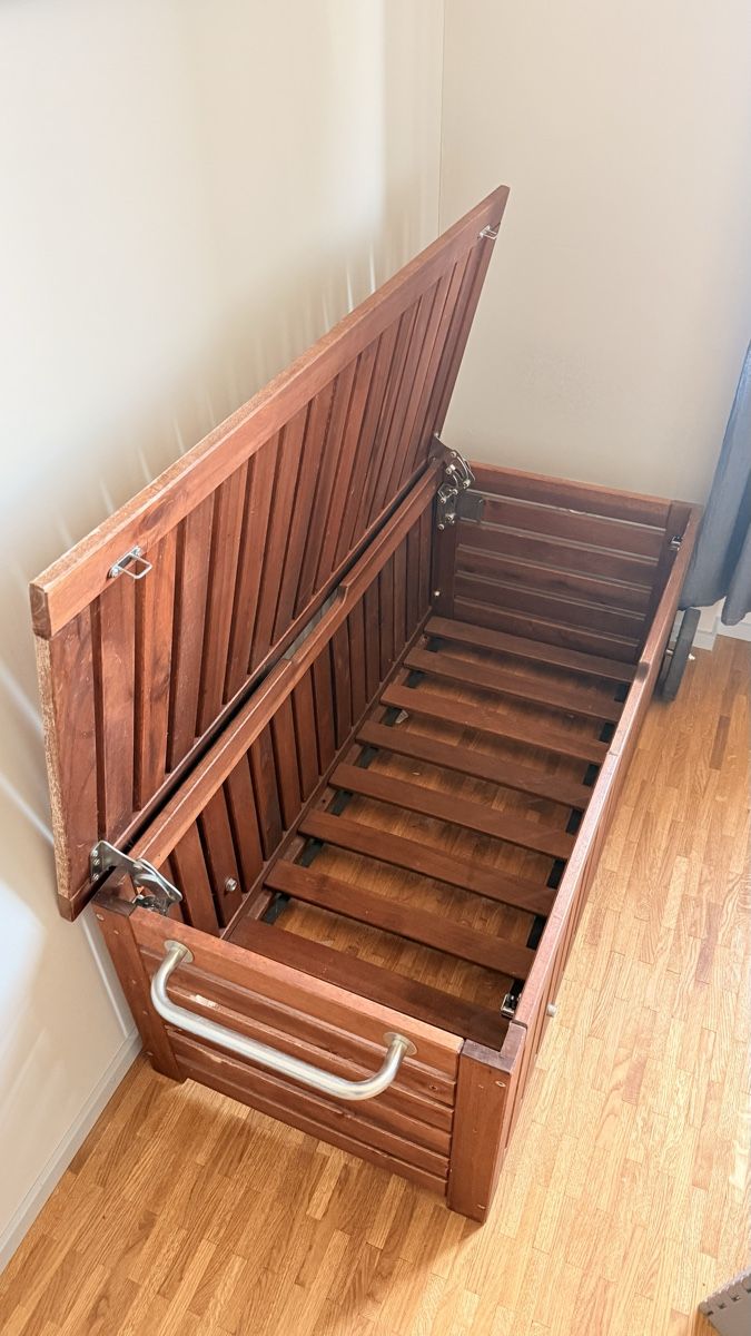 Articoli in legno: Gartenbox Holz mit Rollen braun. – Usato da Niederscherli venduto da Cq3po0 2