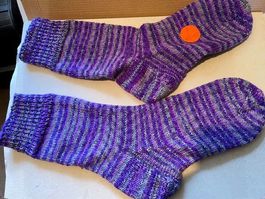 Gestrickte Socken lila gestreift Grösse 42-43 neu *3
