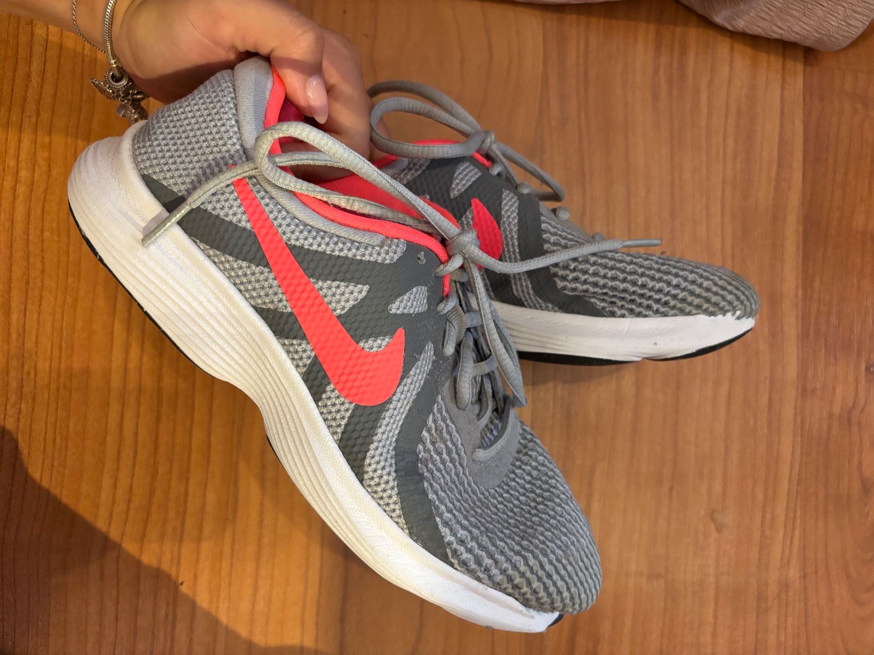 Nike Chaussures femmes: Nike Sneaker Grau & Rosa – D'occasion à Minusio par giiaadaaa