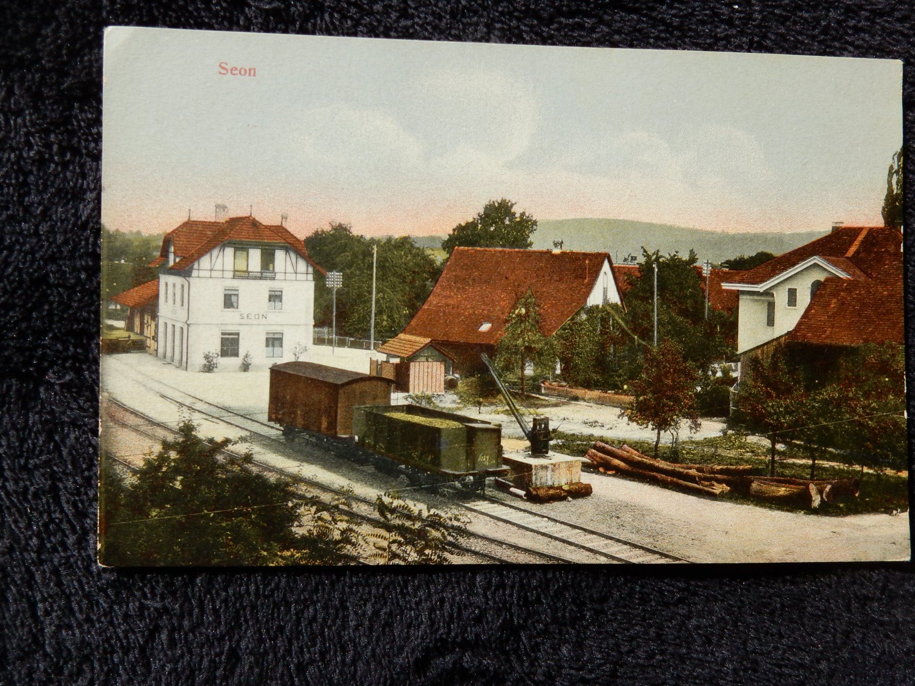 Cartoline postali: AK Seon Bahnhof Güterwagen ca. 1920 Farbig – Usato da Boniswil venduto da Weibo12