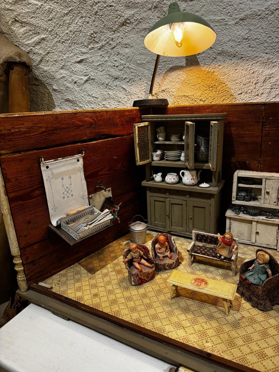 Case e mobili per bambole: Grande et ancienne maison de poupée – Usato da Aubonne venduto da 7team 3