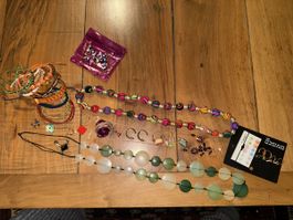 Lot de bijoux fantaisie perles pierres naturelles cuir