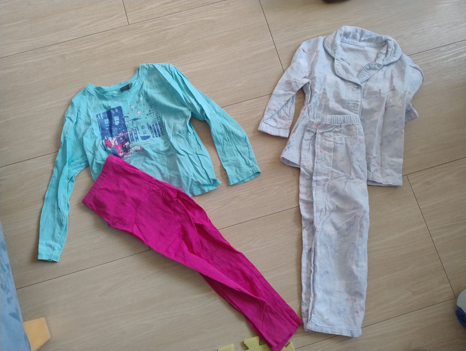 Ensembles coordonnés: Zwei Pyjamas Gr.110 – D'occasion à Bätterkinden par livingdreams