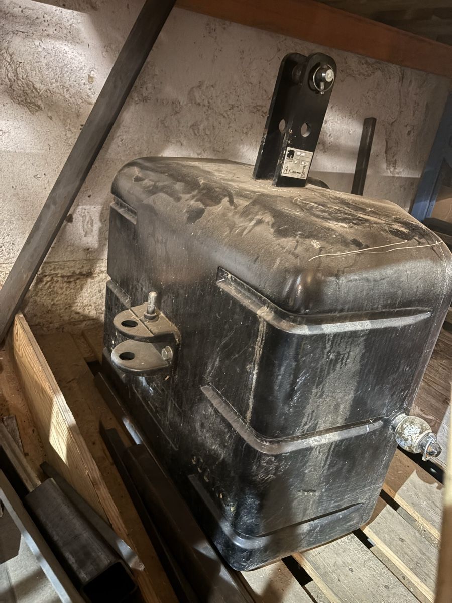 Tutte le macchine: Frontgewicht 600 Kg – Usato da rossrüti venduto da mho_q5zs
