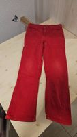 Rote hose mit Herzdetail, Gr. 128