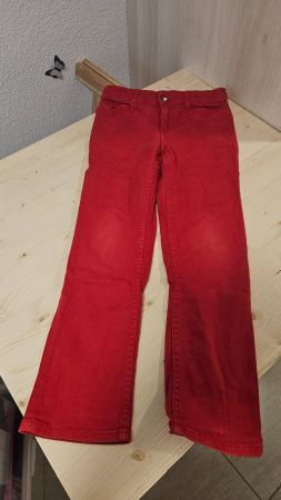 Rote hose mit Herzdetail, Gr. 128