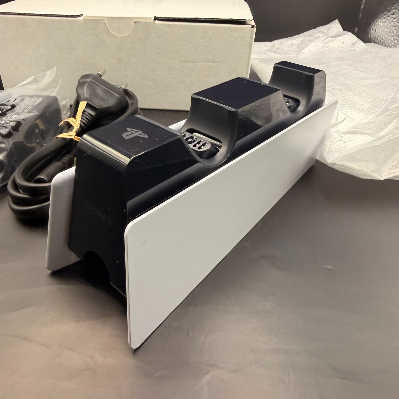 Sony Adattatori & Cavi: Sony PlayStation 5 DualSense Ladestation – Nuovo e nell'imballaggio originale da Düdingen venduto da Nerdworld 2