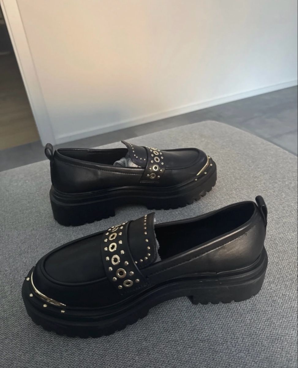 Damenschuhe: Loafers noirs cloutés à plateforme tendance – Gebraucht aus Estavayer-le-Lac von Iness_oth 3