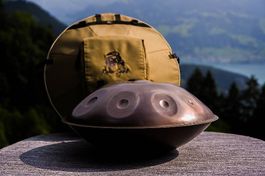 Soyuz Handpan in D-Dur inkl. Raven-Spirit-Tasche