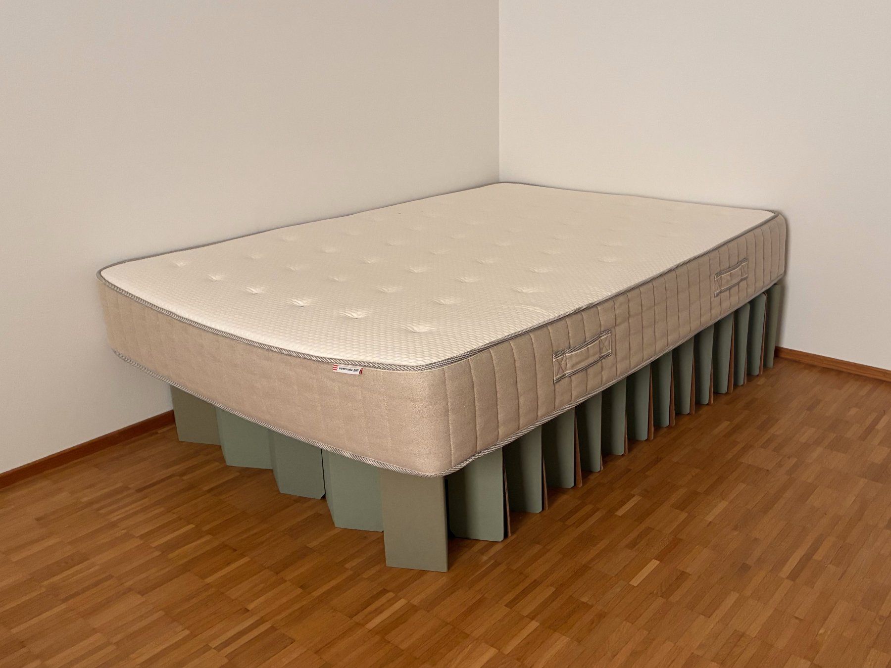 Ikea Letti: Pappbett und Matratze 140x200 – Usato da Basel venduto da ziz_try7 1
