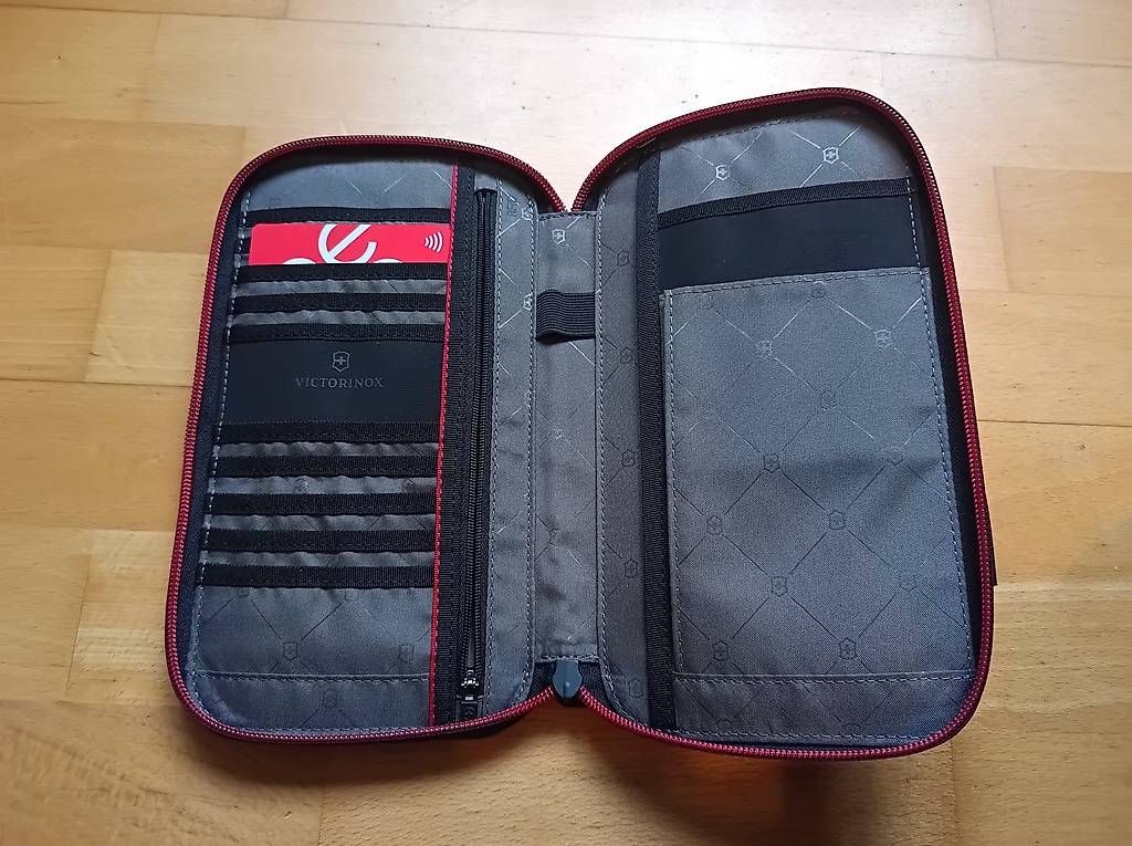 Victorinox Borse: Victorinox Travel Essentials Reisemappe – Nuovo (secondo la descrizione) da St.Gallen venduto da becks0815 1