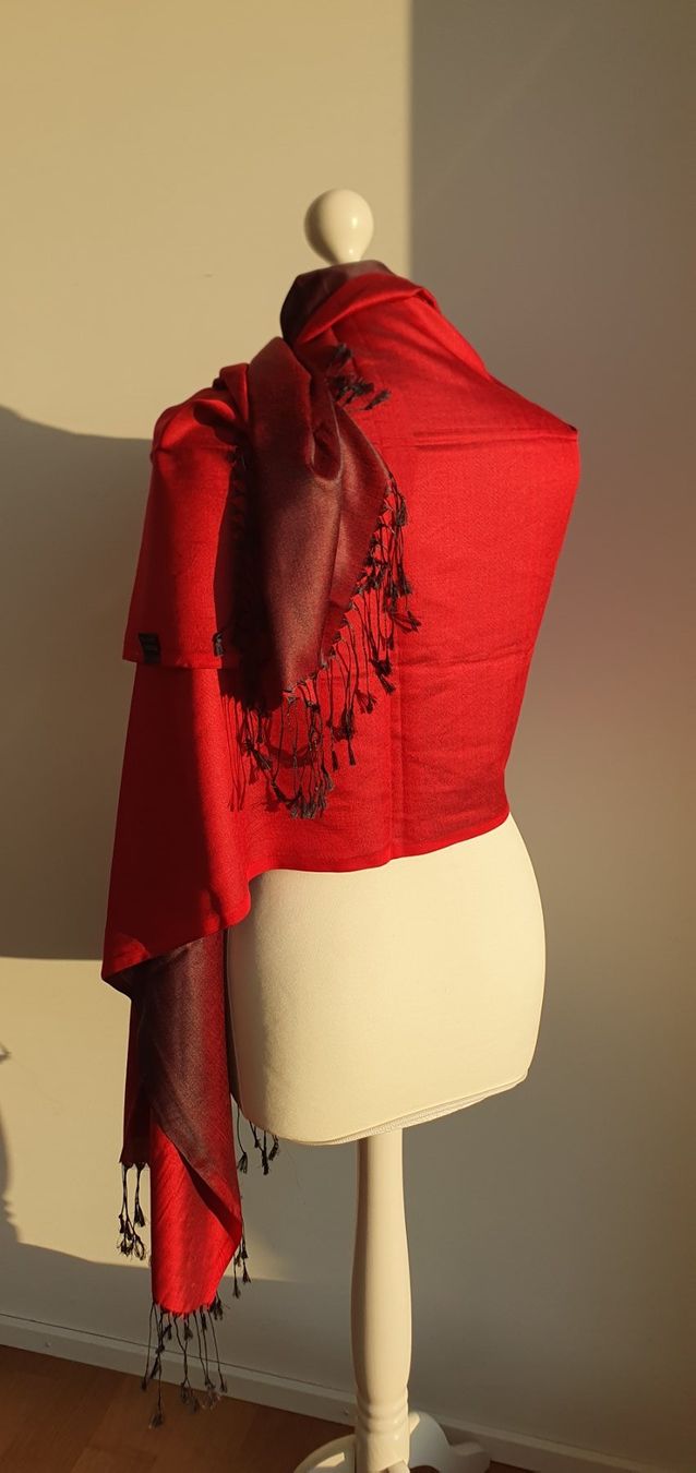 Foulard & Sciarpe: Schal bordeauxrot silk-touch Neu 165x67cm – Nuovo e nell'imballaggio originale da Stansstad venduto da InStyle8 7