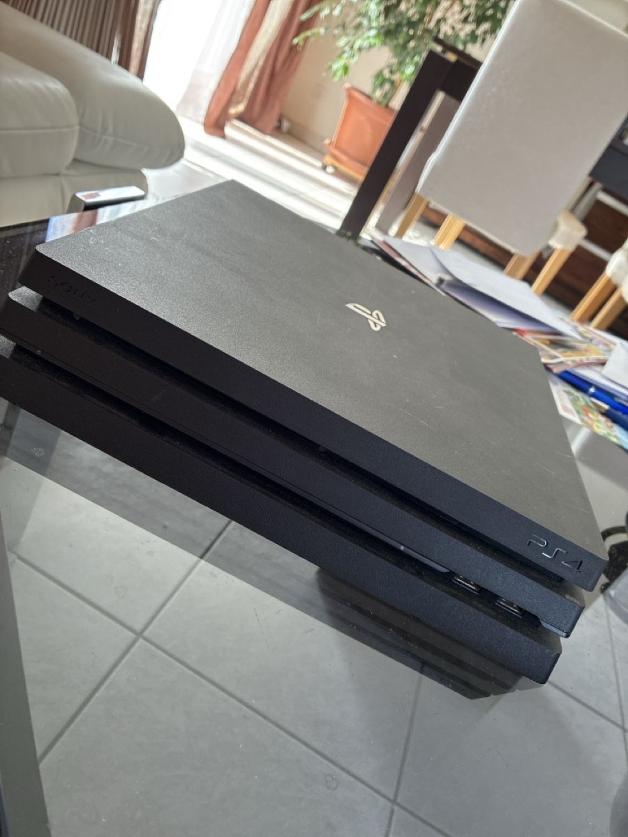 Sony Console: Consoles PlayStation 4 Pro avec 2 manettes et câbles – Usato da Semsales venduto da eme_gf9j 4