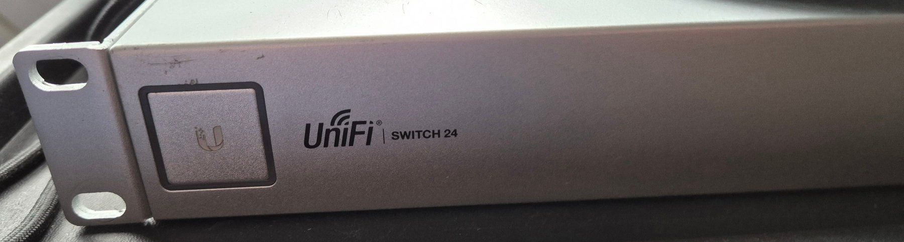 Ubiquiti Hub & Switch: Ubiquiti Us-24 – Usato da Oberdiessbach venduto da threetat 3