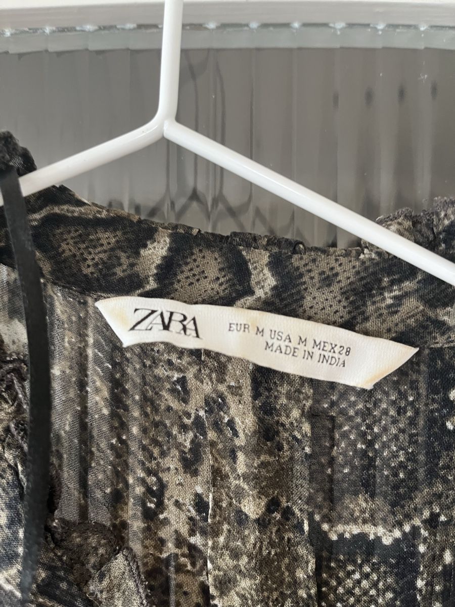 Zara Blusen: Blouse imprimé serpent avec fermeture pompon  – Gebraucht aus Fribourg von ine_y5jc 2