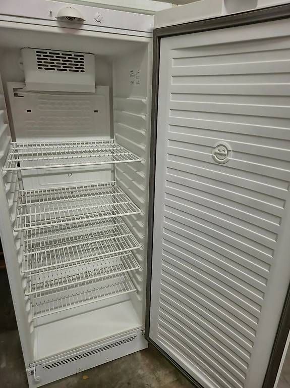 Frigoriferi: Kühlschrank Novomatic KSU 411.1-IB – Usato da Stäfa venduto da apunt