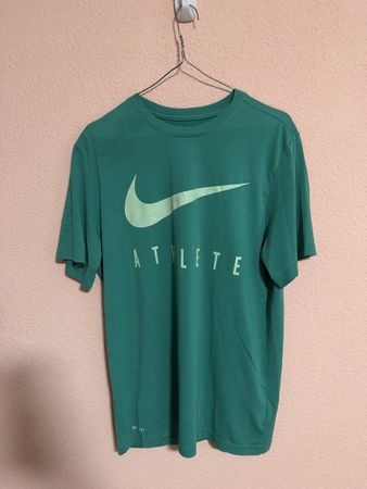 T-shirt Nike Athlete verde, taglia M - Ottime Condizioni