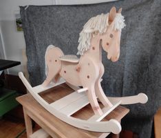 Schaukelpferd, Arve und Ahorn
