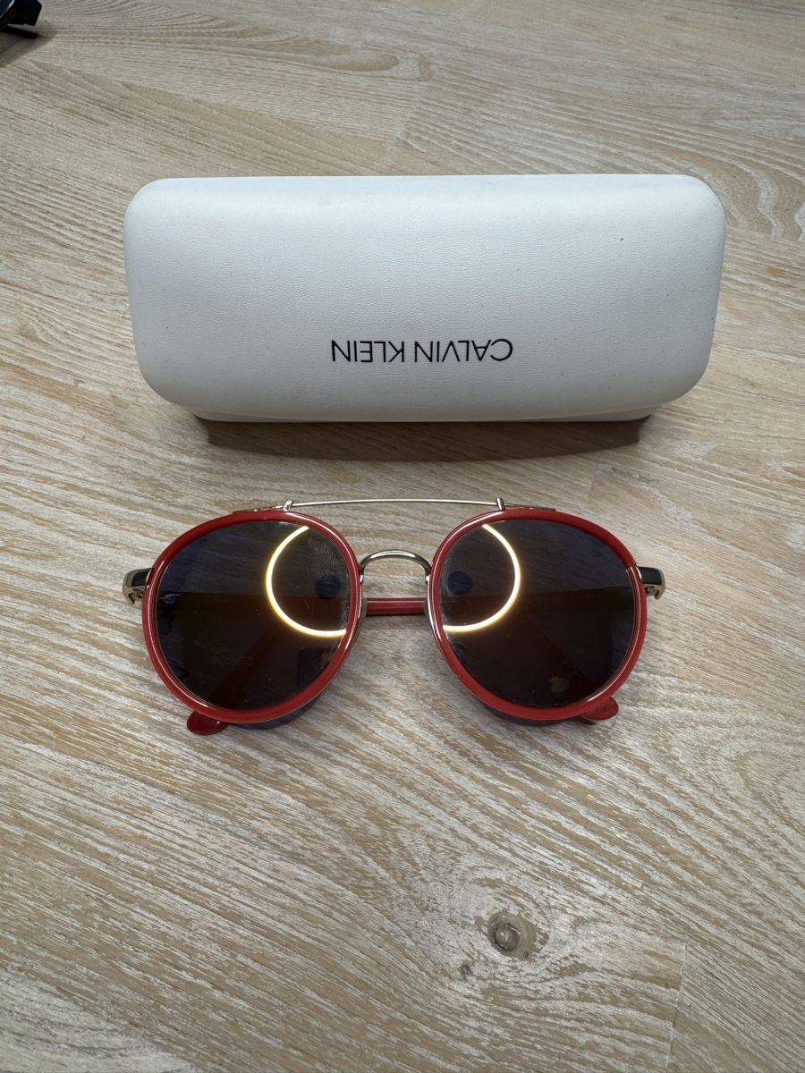 Calvin Klein Occhiali & Lenti: Calvin Klein Sonnenbrille rot – Usato da Pfäffikon ZH venduto da Korinschen