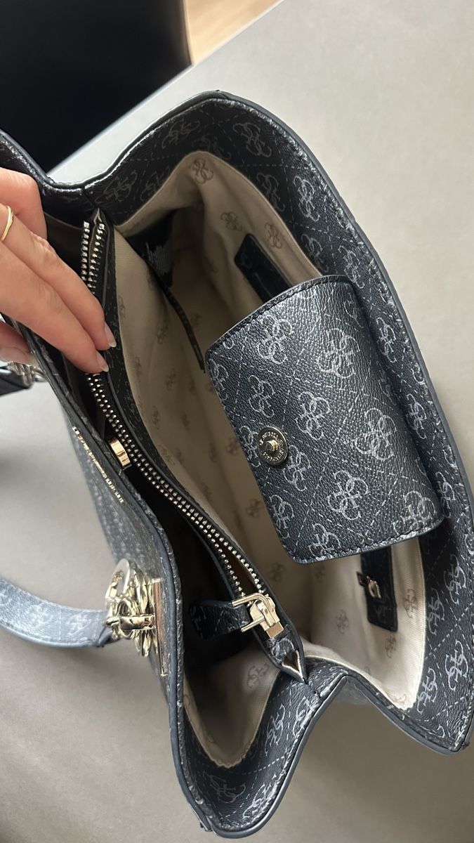 Guess Borse da donna: Guess Handtasche Grau Monogramm – Usato da Waldstatt venduto da Car_na 8