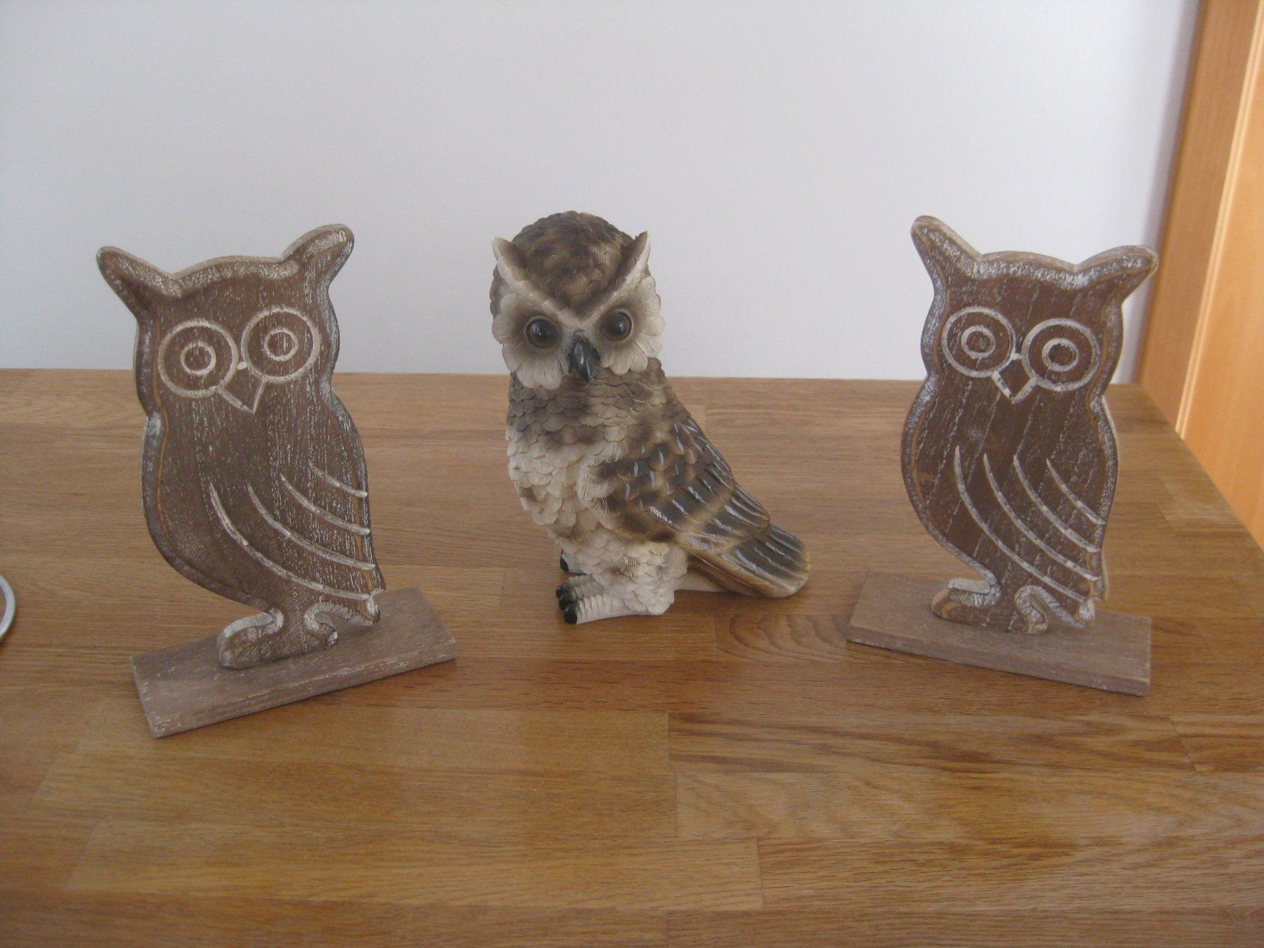 Tutte le decorazioni: 3 schöne EULEN 2 aus Holz und 1 Polyresin – Usato da Romanshorn venduto da Wazoohandlung