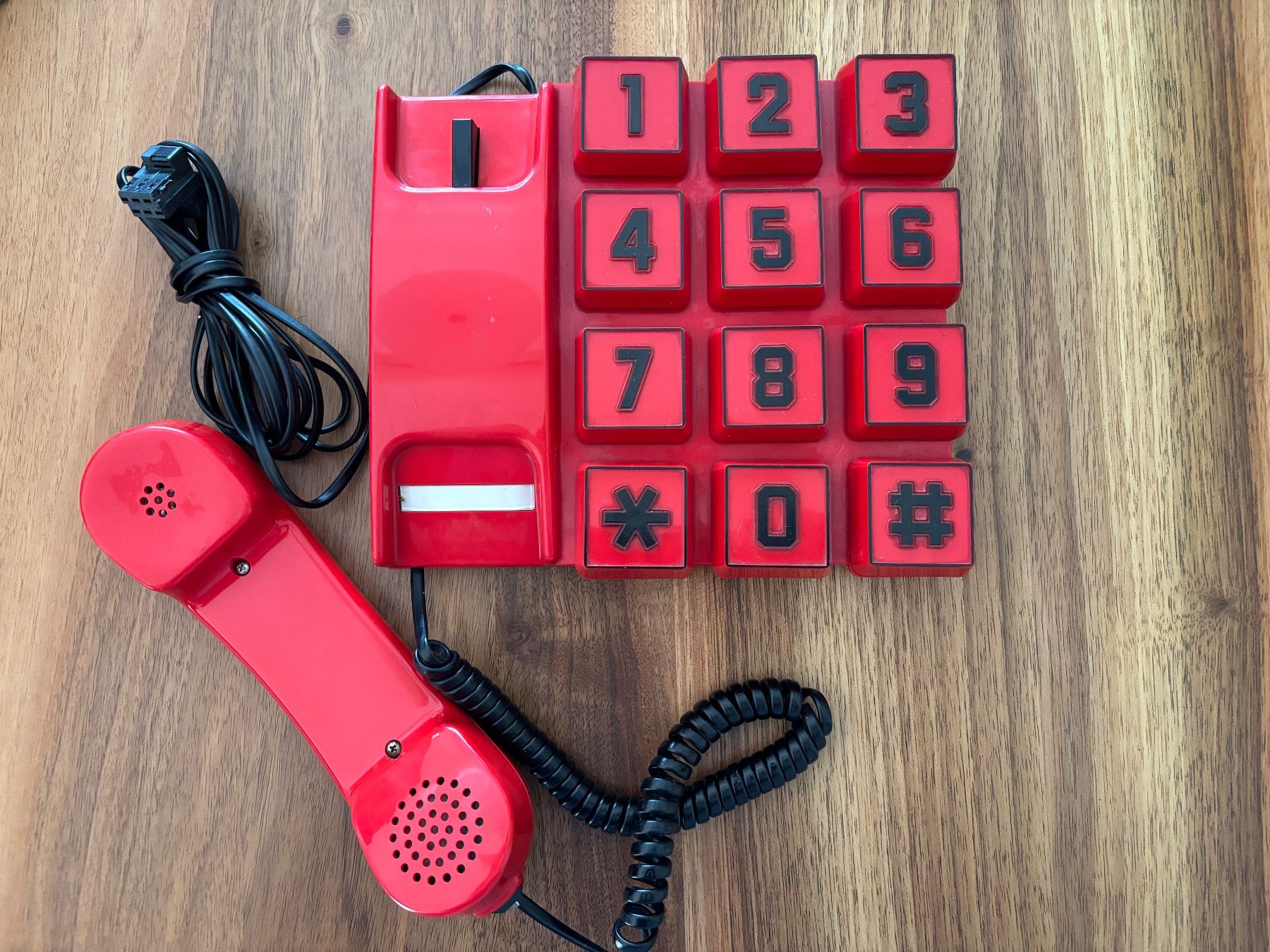 Téléphones: Telefon Telcer Pluto rot mit grossen Tasten 1987 – D'occasion à Domat/Ems par Wazzau 1