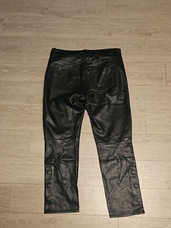 Pantalon H&M effet cuir noir avec oeillets, style unique