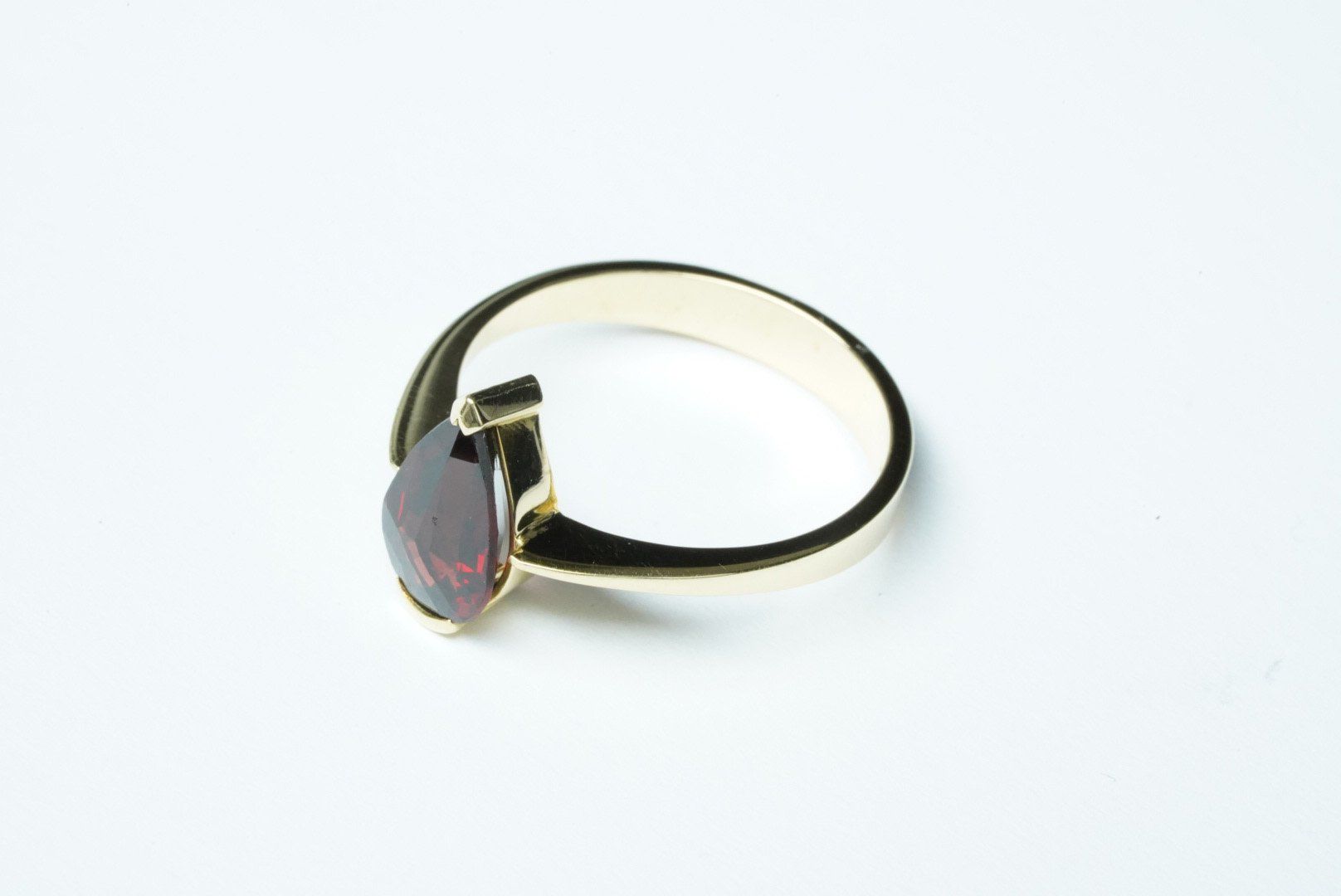 Anelli: Fingerring Gelbgold mit Granat – Usato da Bülach venduto da Re-Jewelled 2