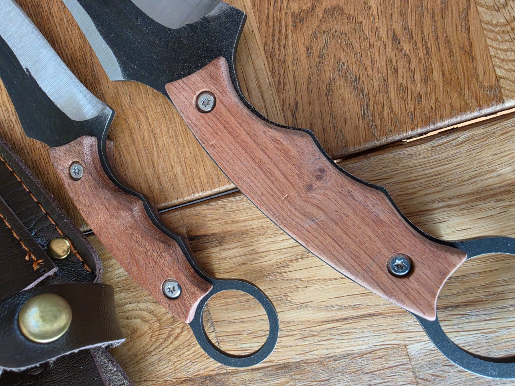 Accessori: 2 Handgefertigte Messer mit echt Lederscheide – Nuovo e nell'imballaggio originale da Herzogenbuchsee venduto da Melissa110 1