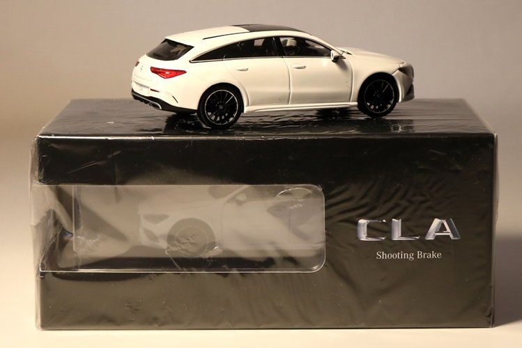 Mercedes-Benz Modellini d'auto: Mercedes - Benz CLA Shooting Brake – Nuovo e nell'imballaggio originale da Bex venduto da Smallcar 1